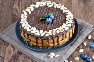 Торт «Сникерс» из печенья без выпечки