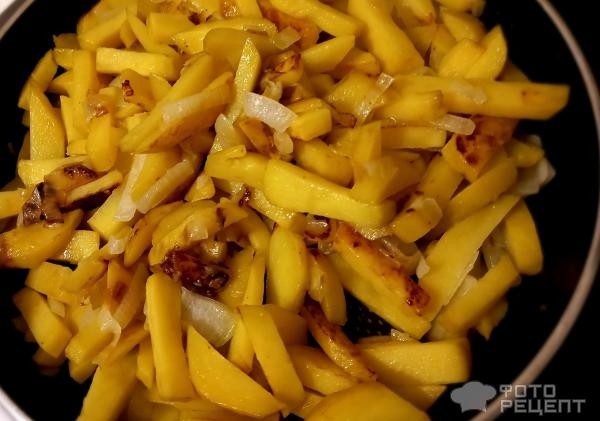 Рецепт: Картофель "Далекое детство" - Любимый с детства ужин - с сосисками, маринованной капустой и зеленым горошком