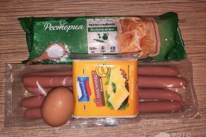Рецепт: Сосисочки в слоенном тесте в духовке — с сыром внутри
