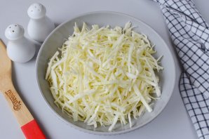 Салат с кукурузой и колбасой