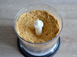 Торт "Сникерс" из печенья без выпечки