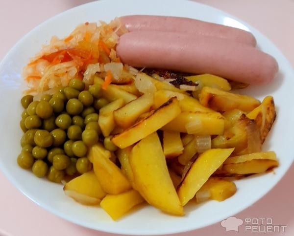 Рецепт: Картофель "Далекое детство" - Любимый с детства ужин - с сосисками, маринованной капустой и зеленым горошком