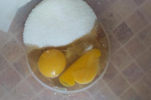 Рецепт: Шоколадно-малиновый пирог — С замороженной малиной