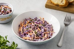 Салат «Коул слоу» с красной капустой
