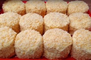 Покоряет сразу, хоть каждый день подавайте. Сочное и мягкое пирожное