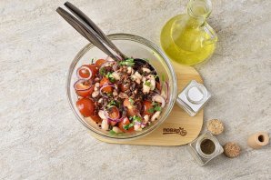 Салат из консервированной белой фасоли Салат из консервированной белой фасоли