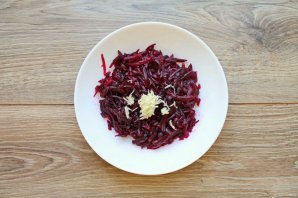 Свекла с грецким орехом и чесноком Свекла с грецким орехом и чесноком