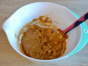 Торт "Сникерс" из печенья без выпечки