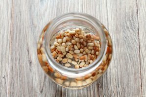 Самогон на кедровых орешках с медом