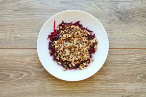 Свекла с грецким орехом и чесноком Свекла с грецким орехом и чесноком