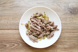 Салат с говядиной и грецкими орехами