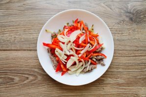 Салат с говядиной и грецкими орехами