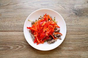 Салат с говядиной и грецкими орехами