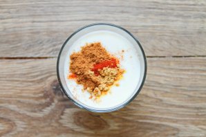 Кефир с корицей и красным перцем