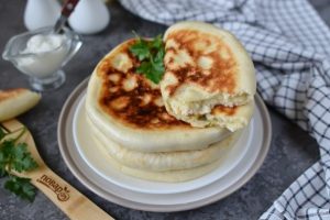 Лепешки с чесноком и сыром