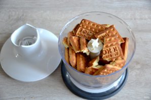 Торт "Сникерс" из печенья без выпечки