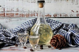 Самогон на кедровых орешках с медом