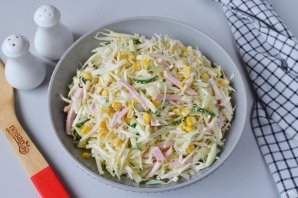 Салат с кукурузой и колбасой