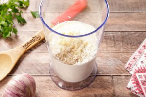 Майонез с чесноком
